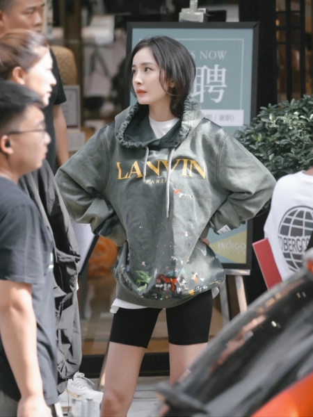 杨幂扮酷上瘾了？卫衣都要穿泼了油漆的，配骑行裤显得腿又细又直(杨幂卫衣牛仔裤)